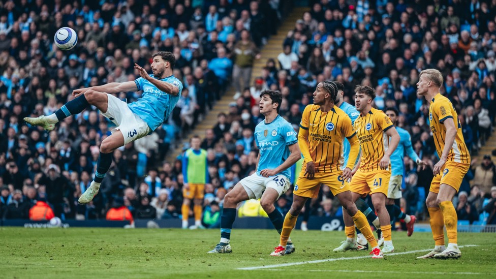 HIGH FLYER : Dias tries and overhead kick