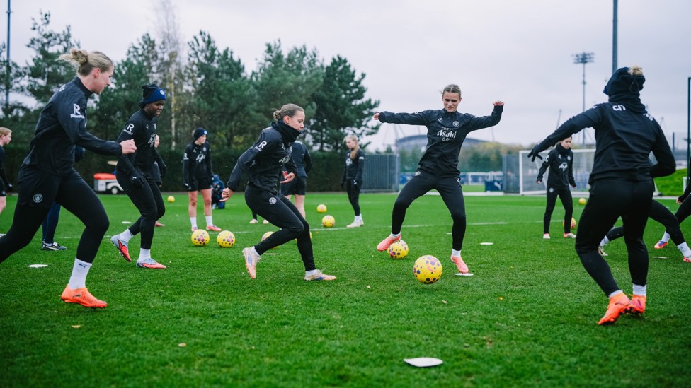 IN THE MIDDLE  : Iman Beney at the centre of the rondo