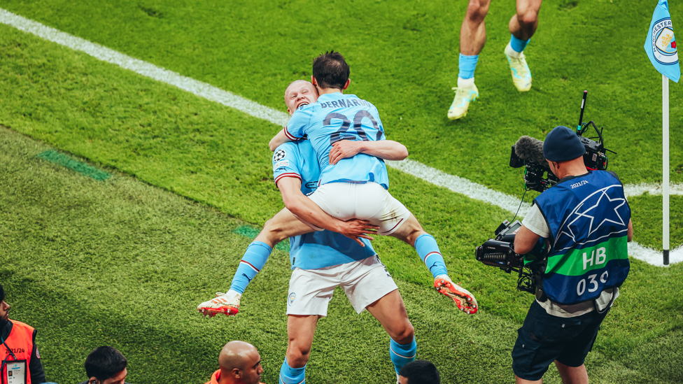 HAALAND E O ABRAÇO : Haaland e Bernardo comemoram! 