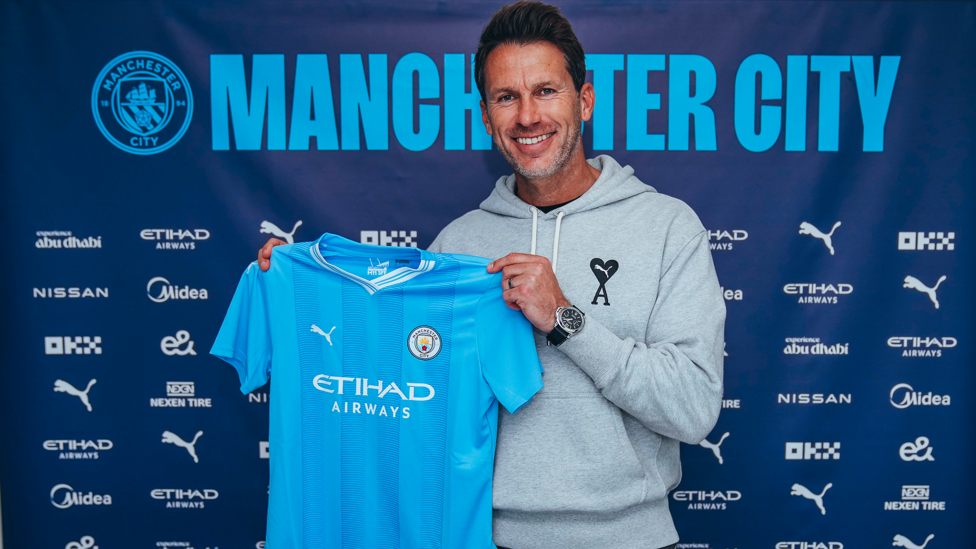 GAFFER  : Gareth Taylor menandatangani perpanjangan kontrak baru di Academy Stadium.