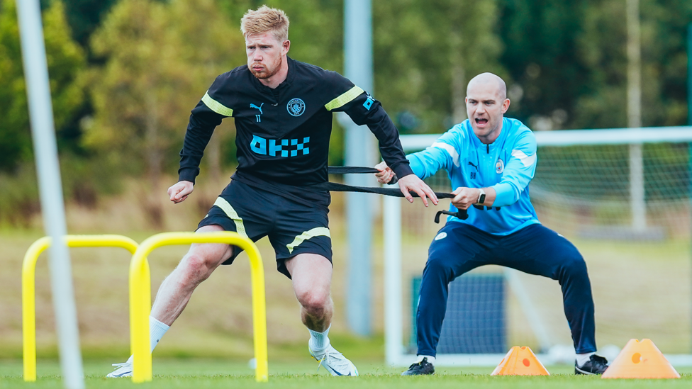 OUT THE BLOCKS : Kevin De Bruyne gets in some sprint training with resistance bands