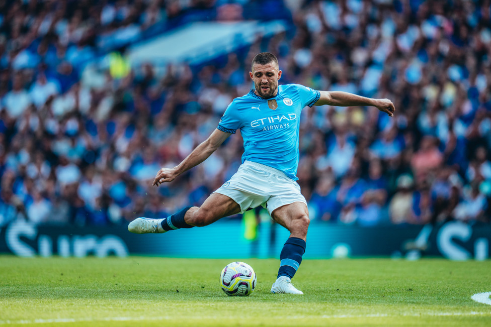 Kovacic marca contra o ex-clube em Stamford Bridge. 
