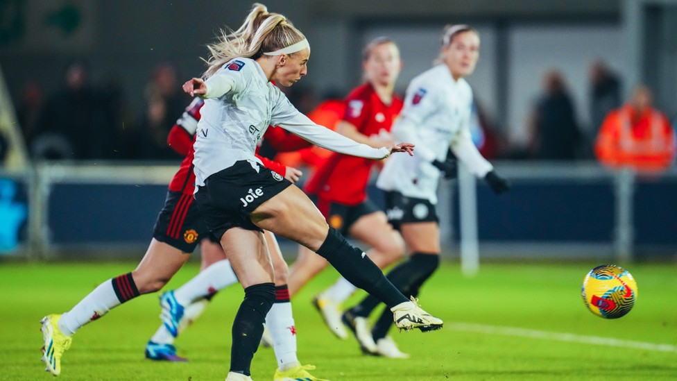 CHANCE  : Chloe Kelly goes for goal...