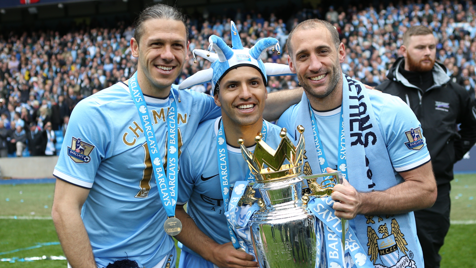 Campeón de la Premier League en 2012 y 2014.