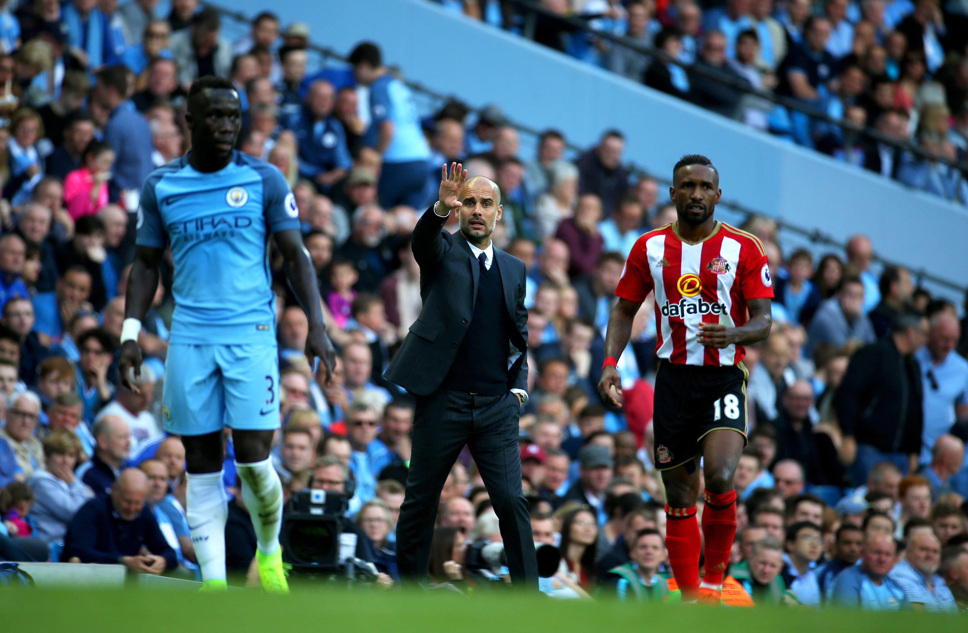 A ESTREIA  : Pep em ação contra o Sunderland, em seu primeiro jogo como técnico do City na Premier League.