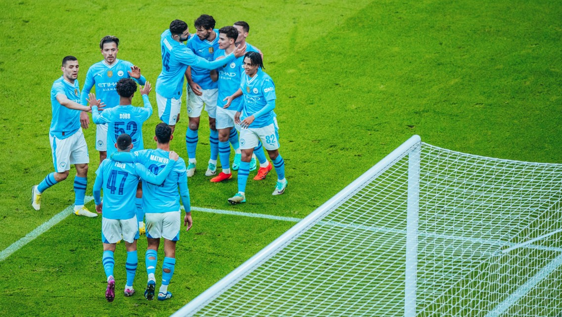 GROUP HUG: Squad goals!