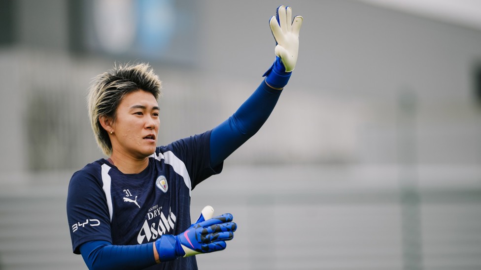 HIGH FIVE : City goalkeeper Ayaka Yamashita