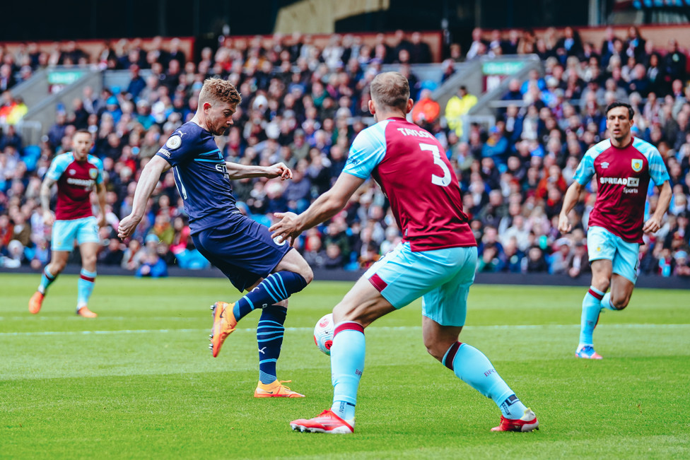 VITÓRIA NO ÚLTIMO ENCONTRO  : De Bruyne chuta para marcar um dos gols no 2 a 0 contra o Burnley em abril de 2022.