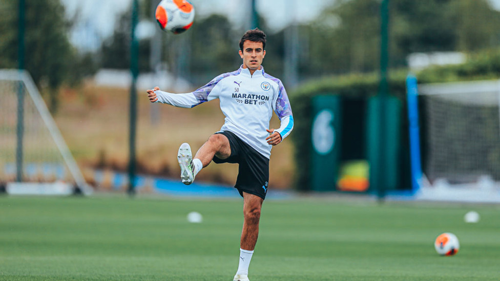 BINTANG MUDA : Eric Garcia berlatih umpan