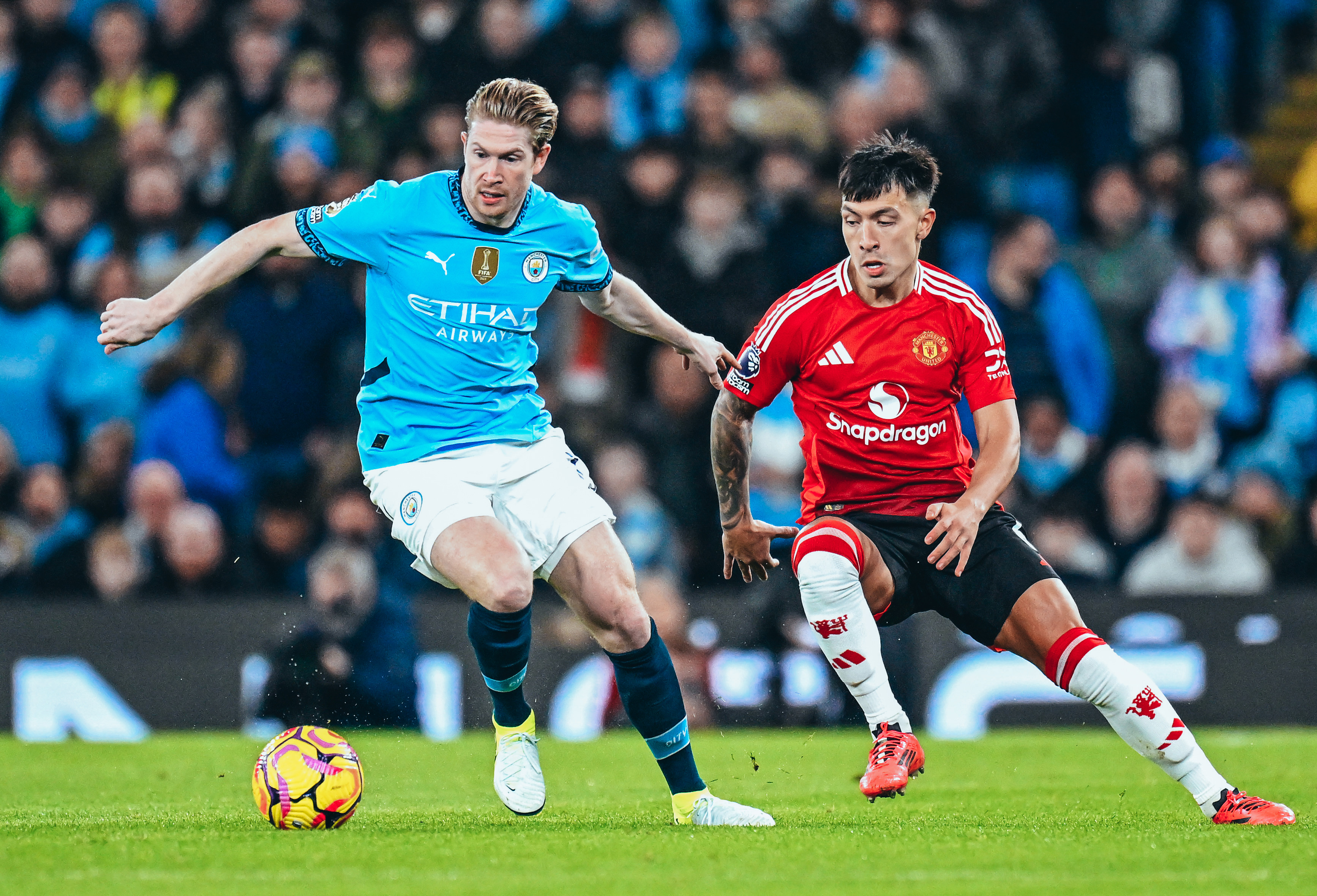 KDB em ação no Dérbi de Manchester. 