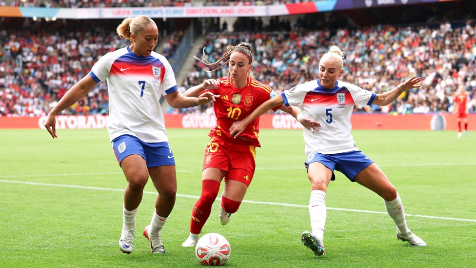 FUERZA EN LOS DUELOS : Lauren James y Alex Greenwood compiten con Athenea del Castillo.
