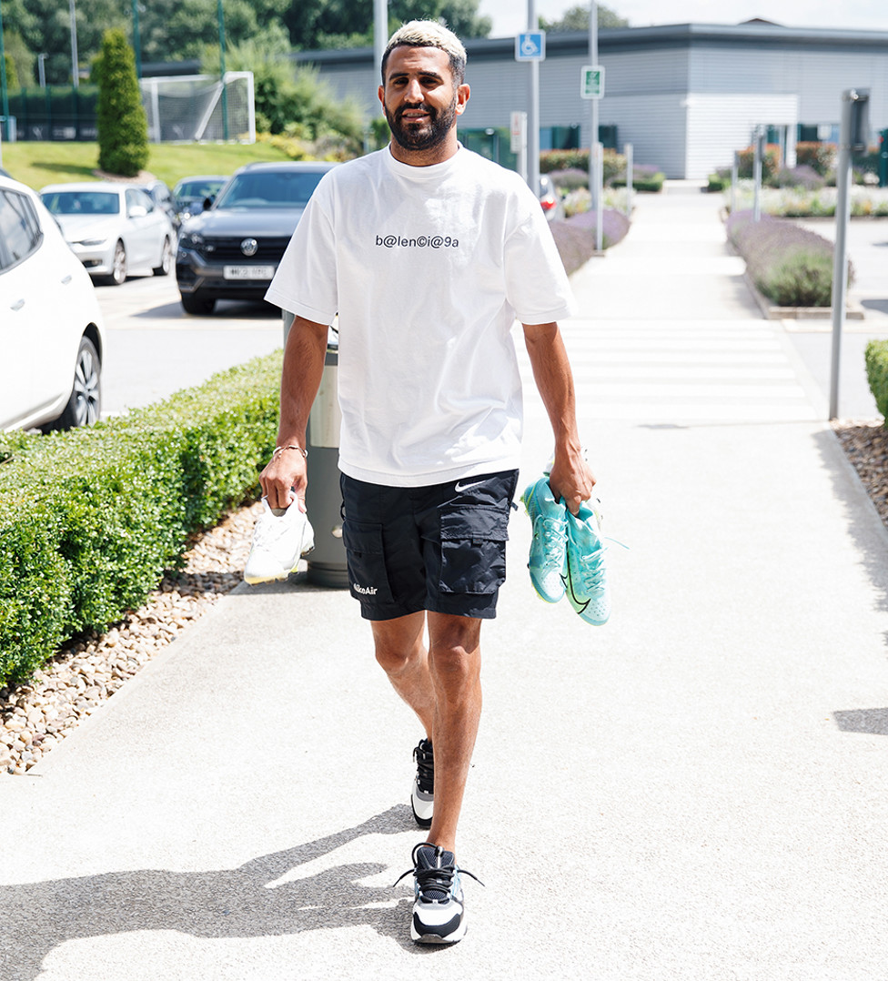 GAYA BARU: Riyad Mahrez datang dengan gaya rambut terbaru untuk latihan perdana