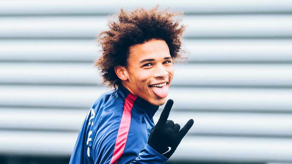 MENIKMATI HIDUP: Leroy ceria jelang sesi latihan