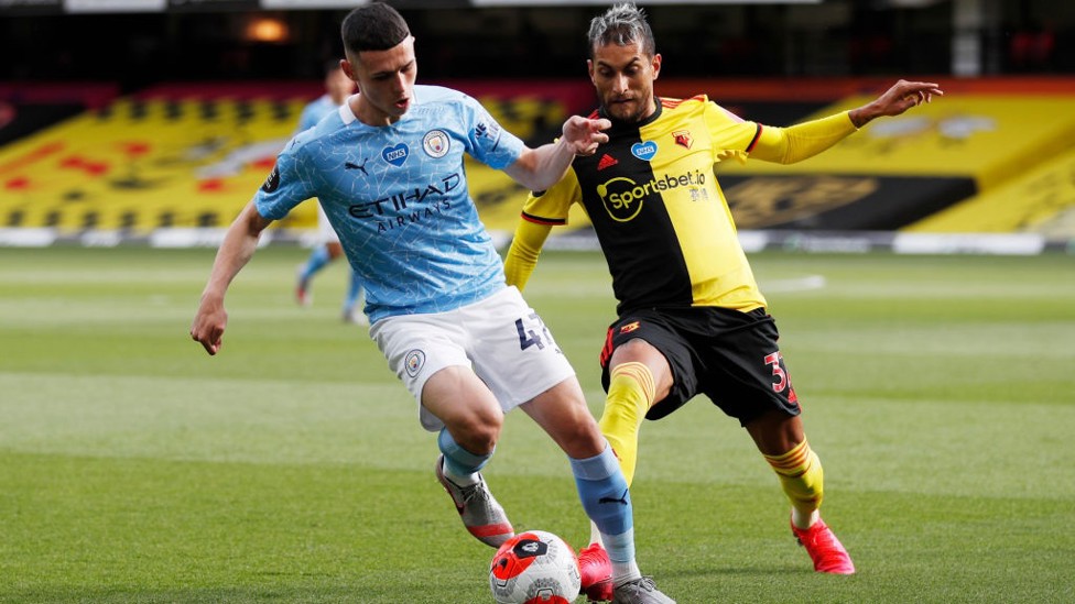 FODEN BERLARI : Pemain muda dynamos kami berusaha menghindari Pereyra di awal laga.
