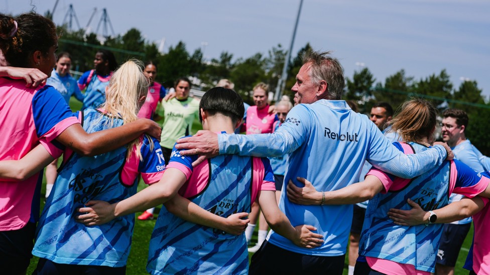 ALL TOGETHER NOW : A group huddle to end the session