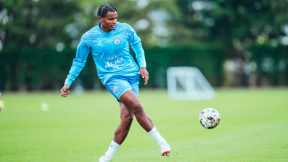 CALCULATED PASS  : Manuel AKanji keeps a move flowing during the session.