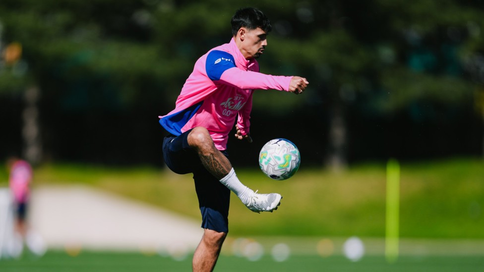 HOW'S YOUR TOUCH? : Tijjani Reijnders gets the ball under control. 