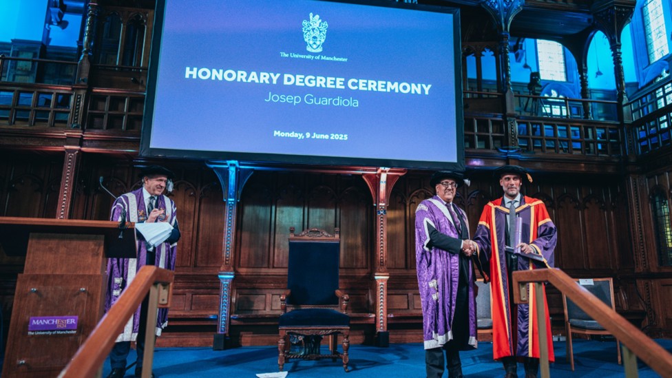 SALUDO: El rector de la Universidad de Manchester, Nazir Afzal, felicita a Pep después de la ceremonia.