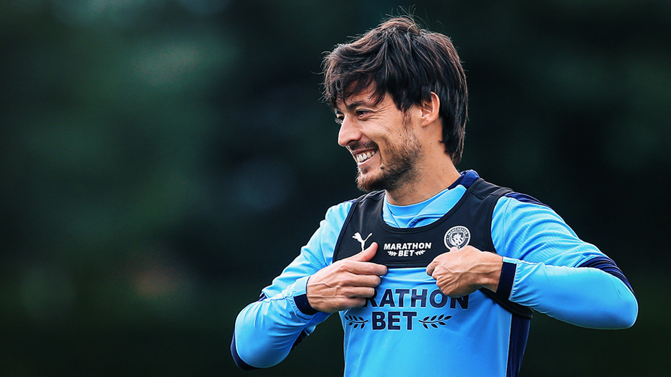 SENYUM DAVID : David Silva menikmati sesi