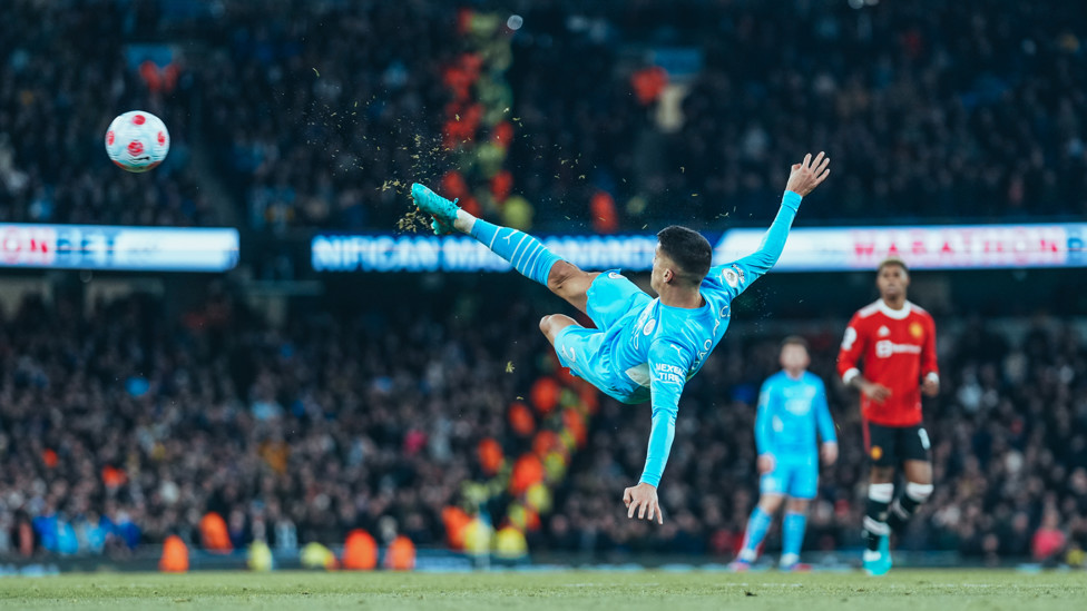 WOW JOAO : Cancelo attempts to add a spectacular fourth.