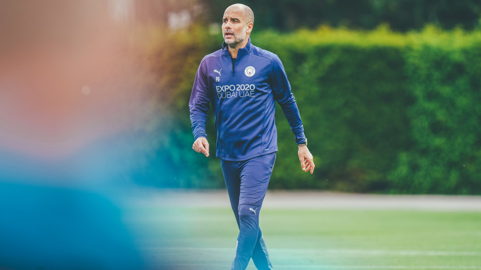 KOMANDO PENUH : Pep Guardiola memulai sesi