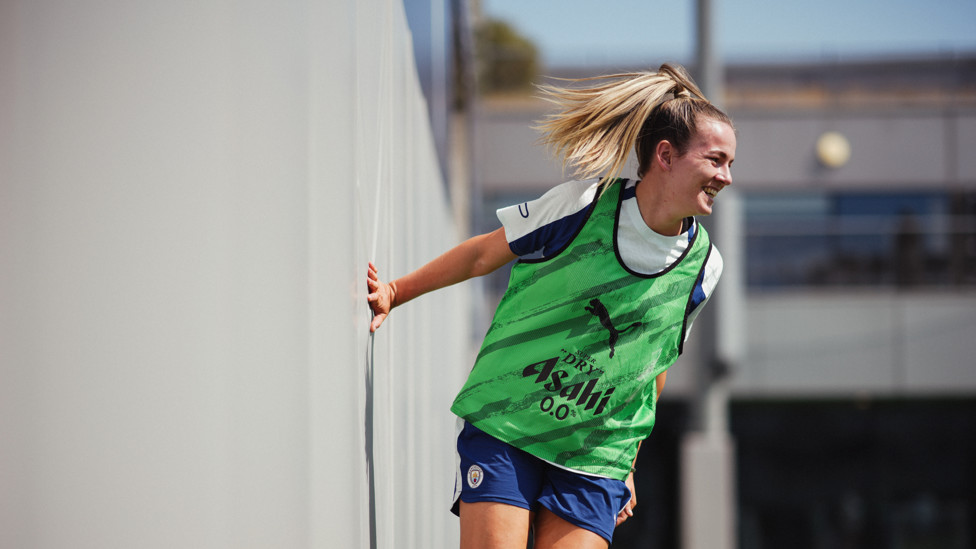 WING WIZARD  : Lauren Hemp already down the flank.