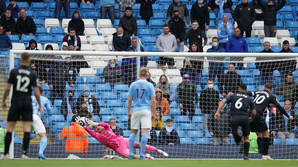 MONSTRO! : Ederson defende o pênalti de Sigurdsson