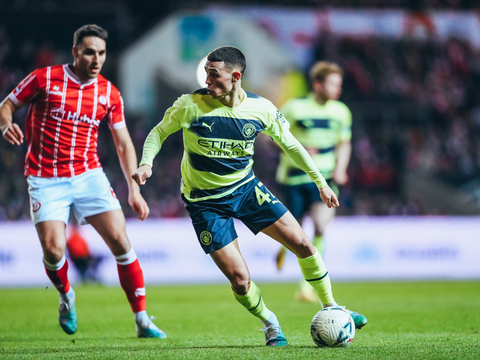 DOIS GOLS : Foden foi o cara do jogo com dois gols, o segundo na hora certa para esfriar de vez os ânimos do Bristol City.