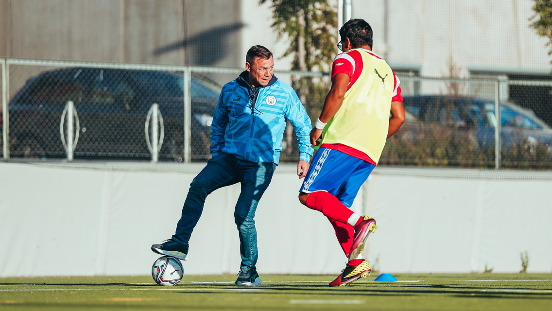 Trophy Tour: Dickov takes part in disability coaching session