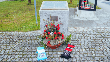 Les dirigeants et les supporters se recueillent  sur la Manchesterplatz