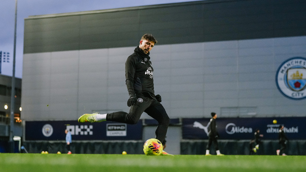 FORWARD  : Ruben Dias keeps a move flowing. 