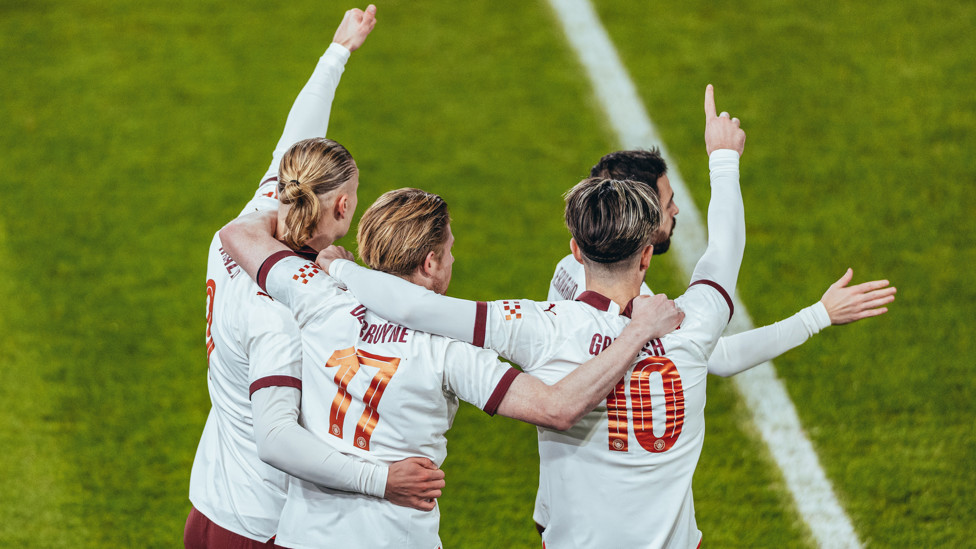 INTO THE HAT : Quarter-finals that way!