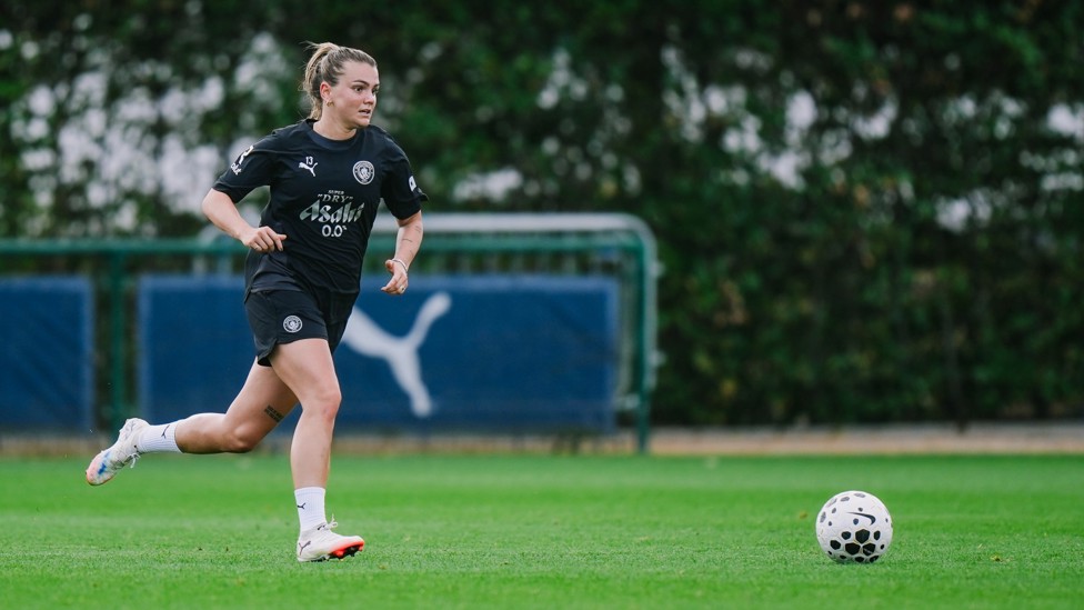 DARING DEFENDER : Laura Wienroither makes a darting run. 