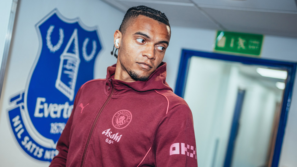AKANJI ARRIVES : Manu back in the matchday squad after more than two months out through injury.