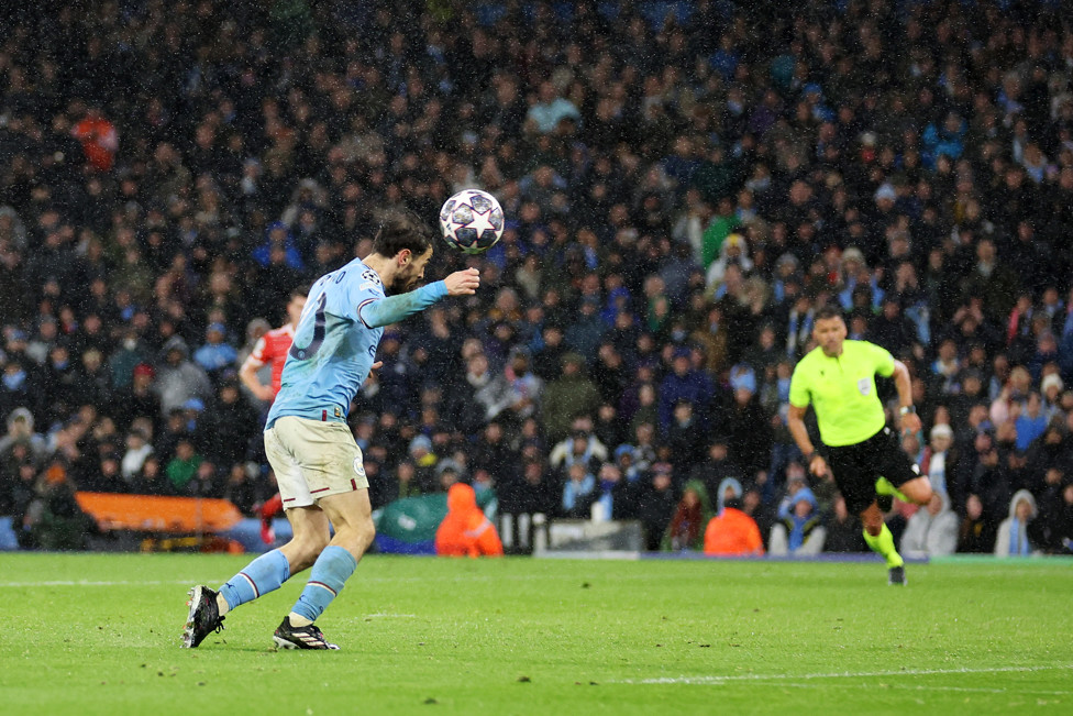CABEÇADA : Bernardo marca contra o Bayern no Etihad. 