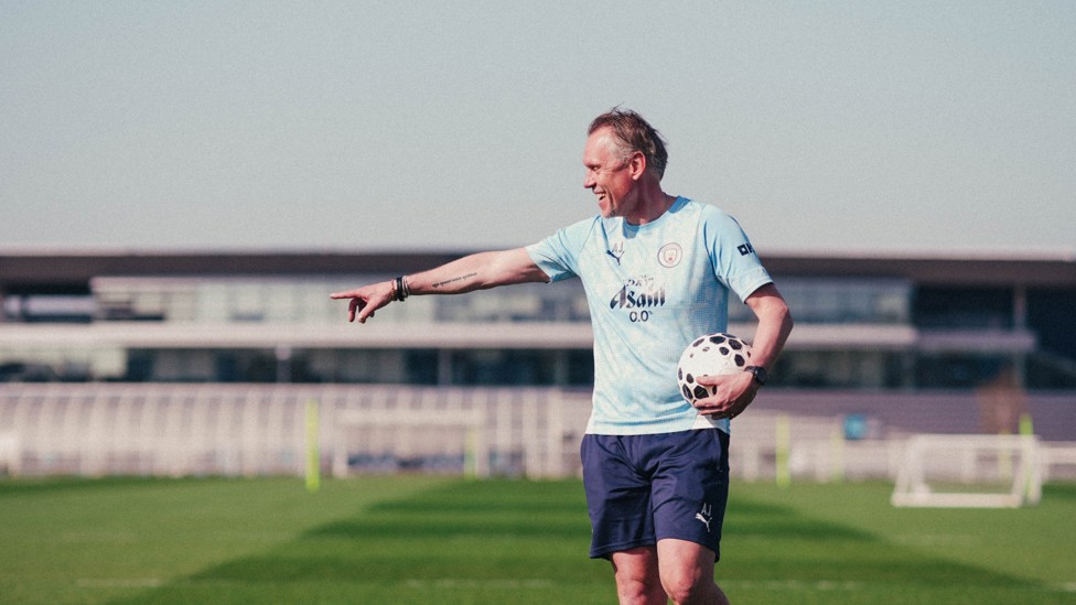 THE BOSS  : Jeglertz signals to his players. 