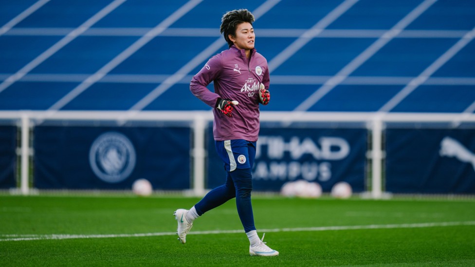 YAMASHITA : Ayaka limbers up