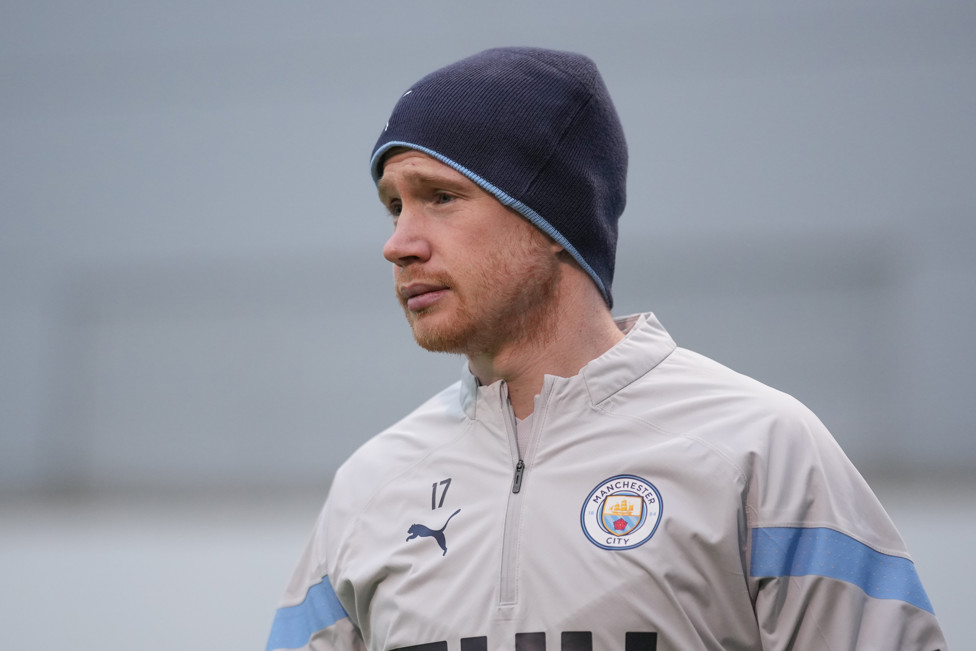 FRIO  : Kevin De Bruyne enfrenta o frio de Manchester. 