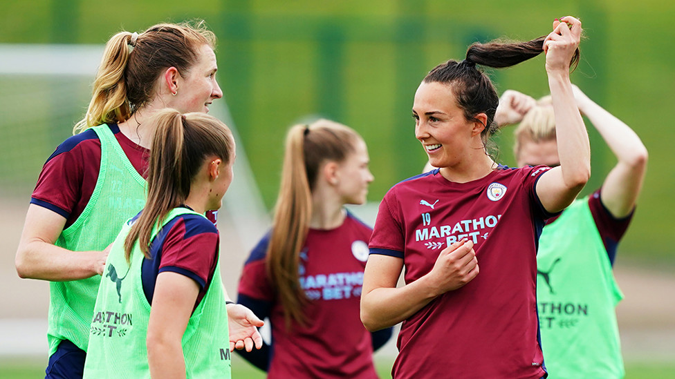 CHIT CHAT : Weir and co stop for a little catch up!