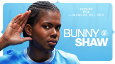A person in a blue jersey with the text 'Bunny Shaw' and 'PFA Jugadora del Año 2025/26' on a blue background.