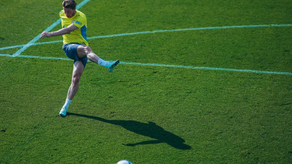 KING KEV  : Kevin De Bruyne lets fly. 