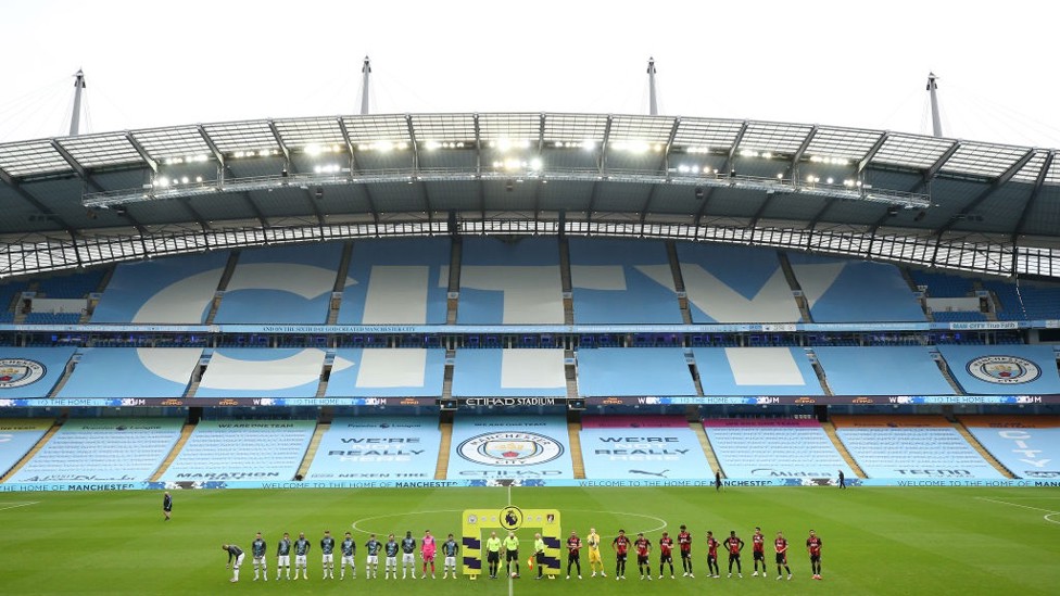 SESAAT LAGI : Para pemain memasuki lapangan sebelum kick-off