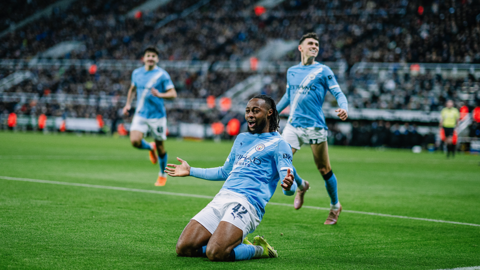 KNEE SLIDE : Semenyo enjoyed that!