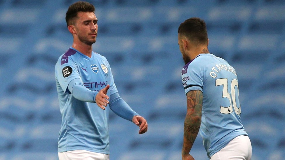 TUGAS SELESAI : Otamendi menggantikan Laporte