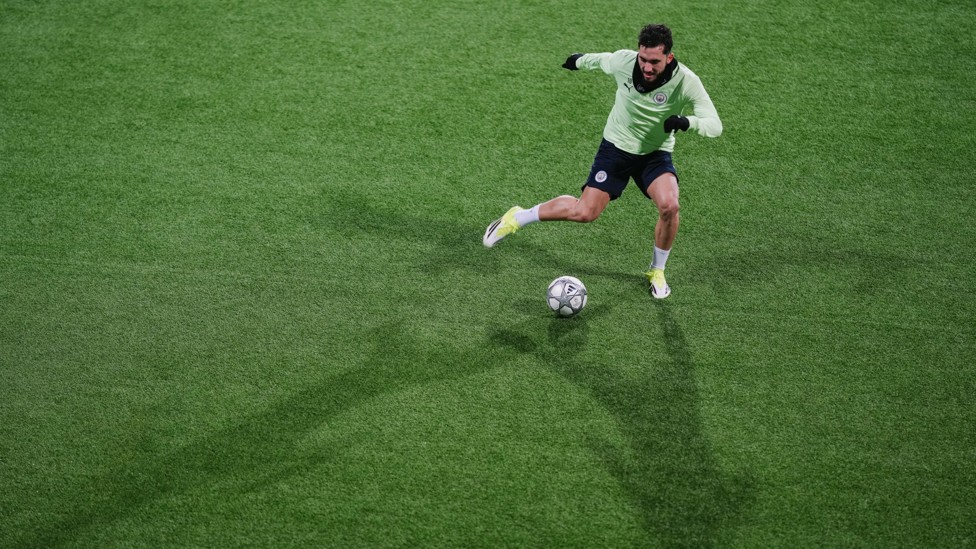 SHORT STORY : Rayan Cherki braves the cold