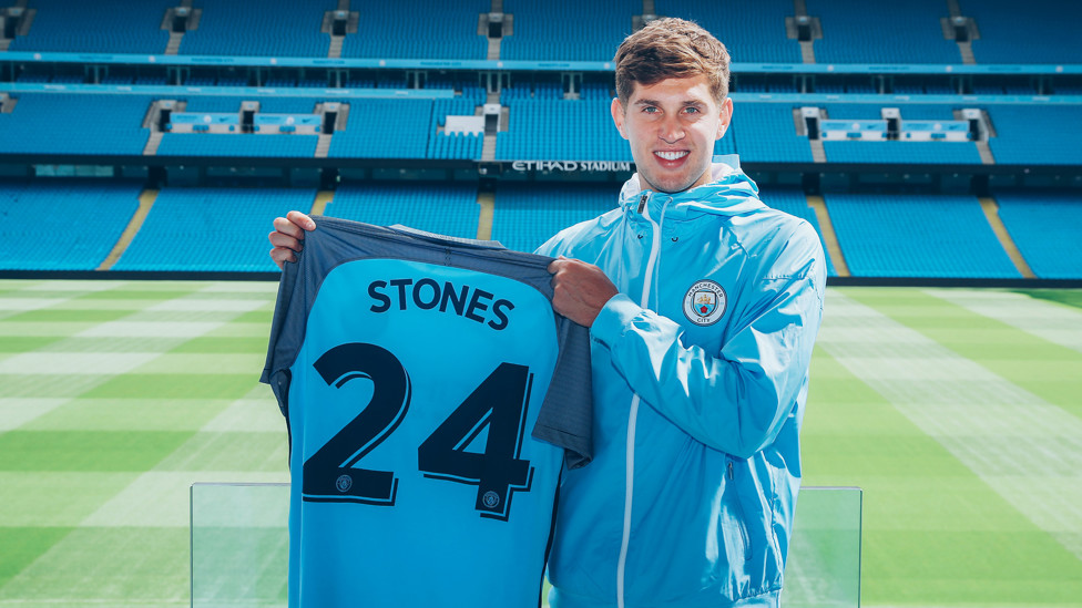 TANDATANGAN DAN RESMI: City mendapatkan jasa John dari Everton pada Agustus 2016.