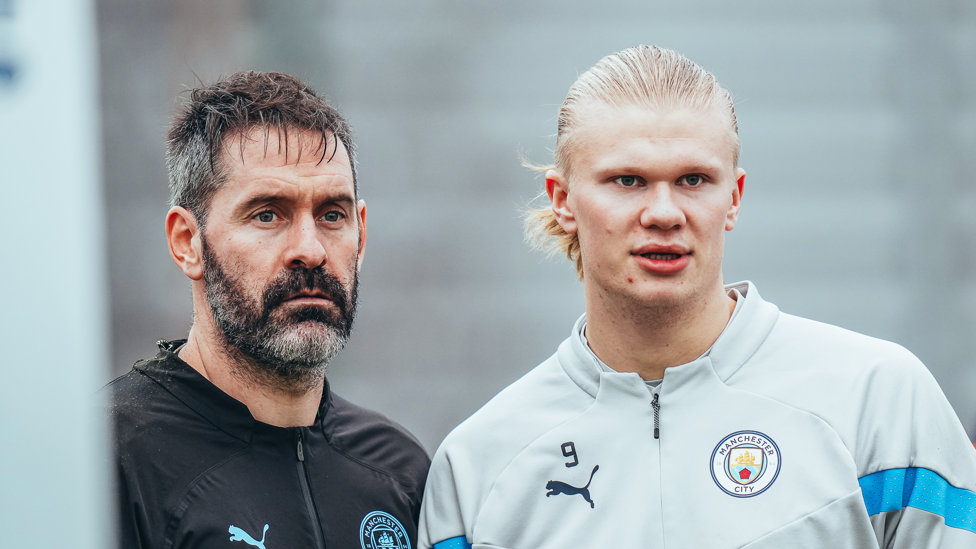 FOKUS: Scott Carson dan Erling Haaland berkonsentrasi penuh.