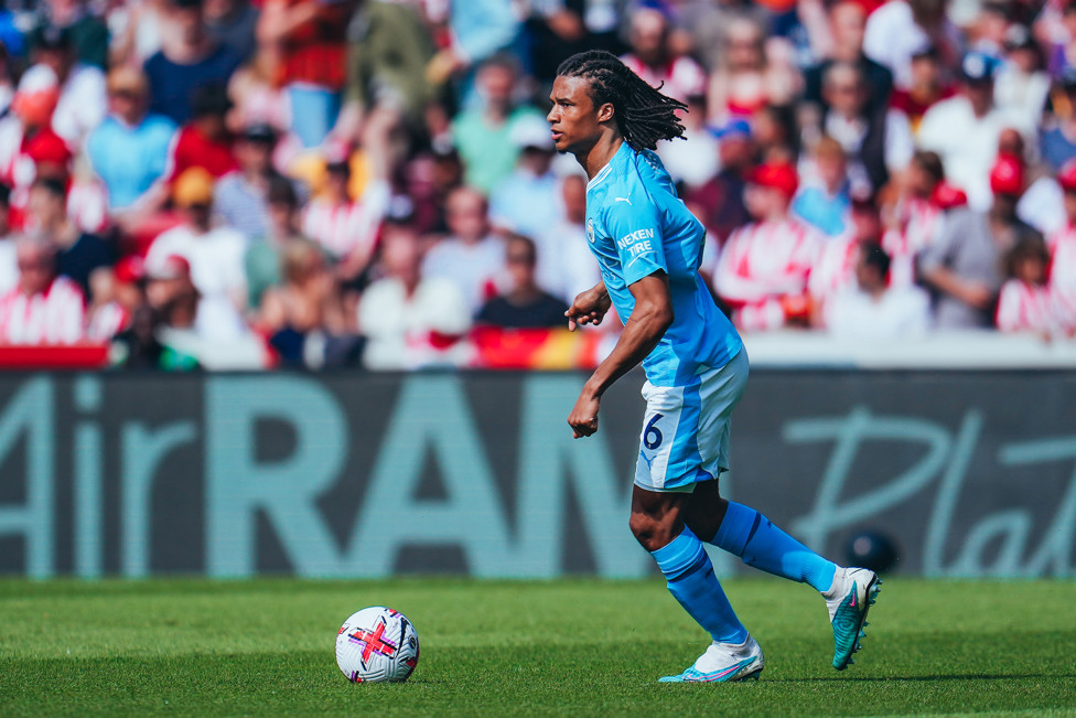 NOVO UNIFORME : Ake retorna na estreia da nova camisa.