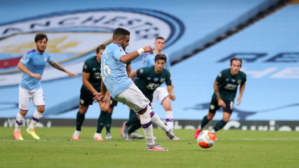 MASUK KE GAWANG : Mahrez menambah gol ketiga lewati titik putih sesaat sebelum jeda