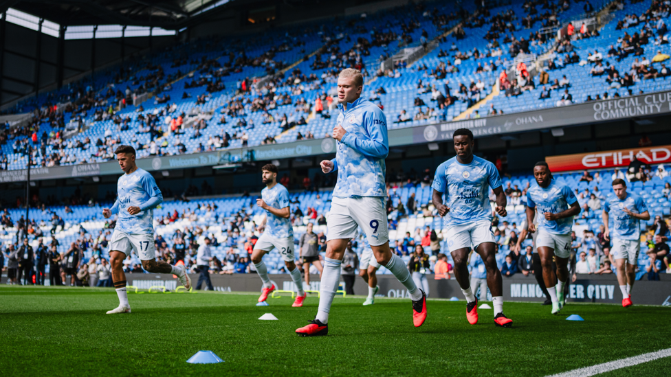 GET LOOSE : The players go through their pre-match drills.